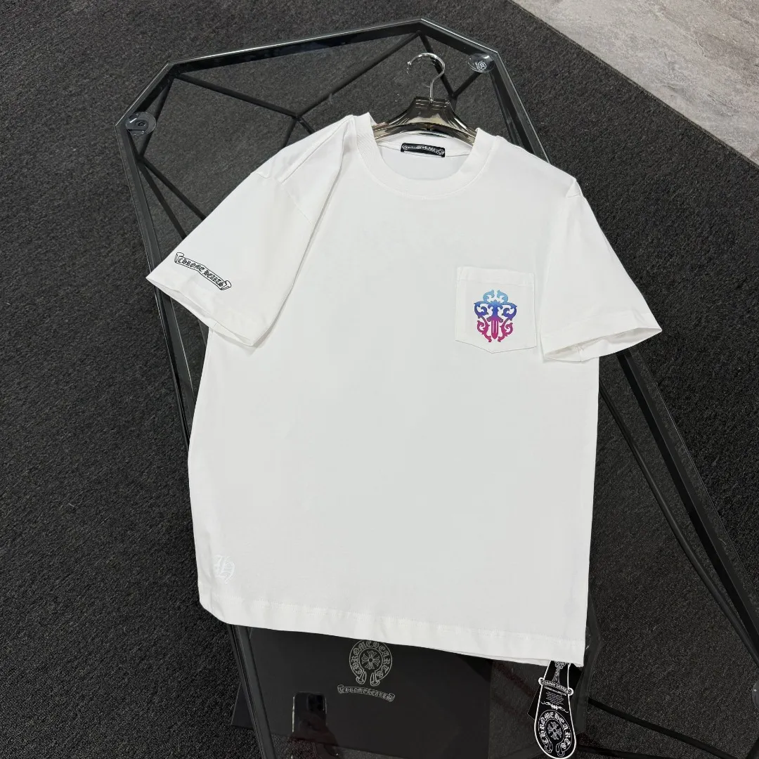 P180 Chrome Hearts Chrome Hearts 25 high version. The fabric is made of 300 grams of high-density pure cotton. It does not deform or shrink. It has three labels. It is the same style for men and women. Technology: digital direct-injection printing. Color: white, black. SIZE: S-XL.